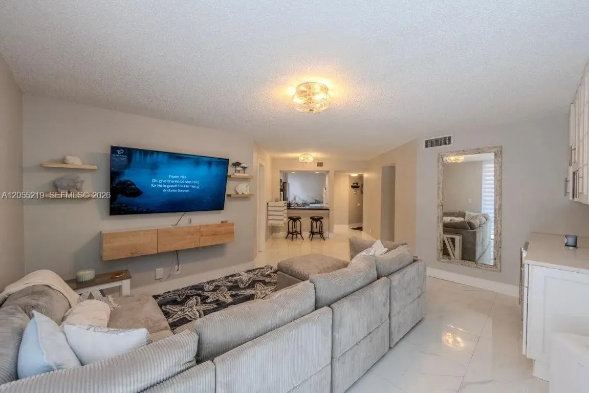Foto de propiedad en 10451 W Broward Boulevard 201, Plantation, FL 33324 Plantation con MLS# 