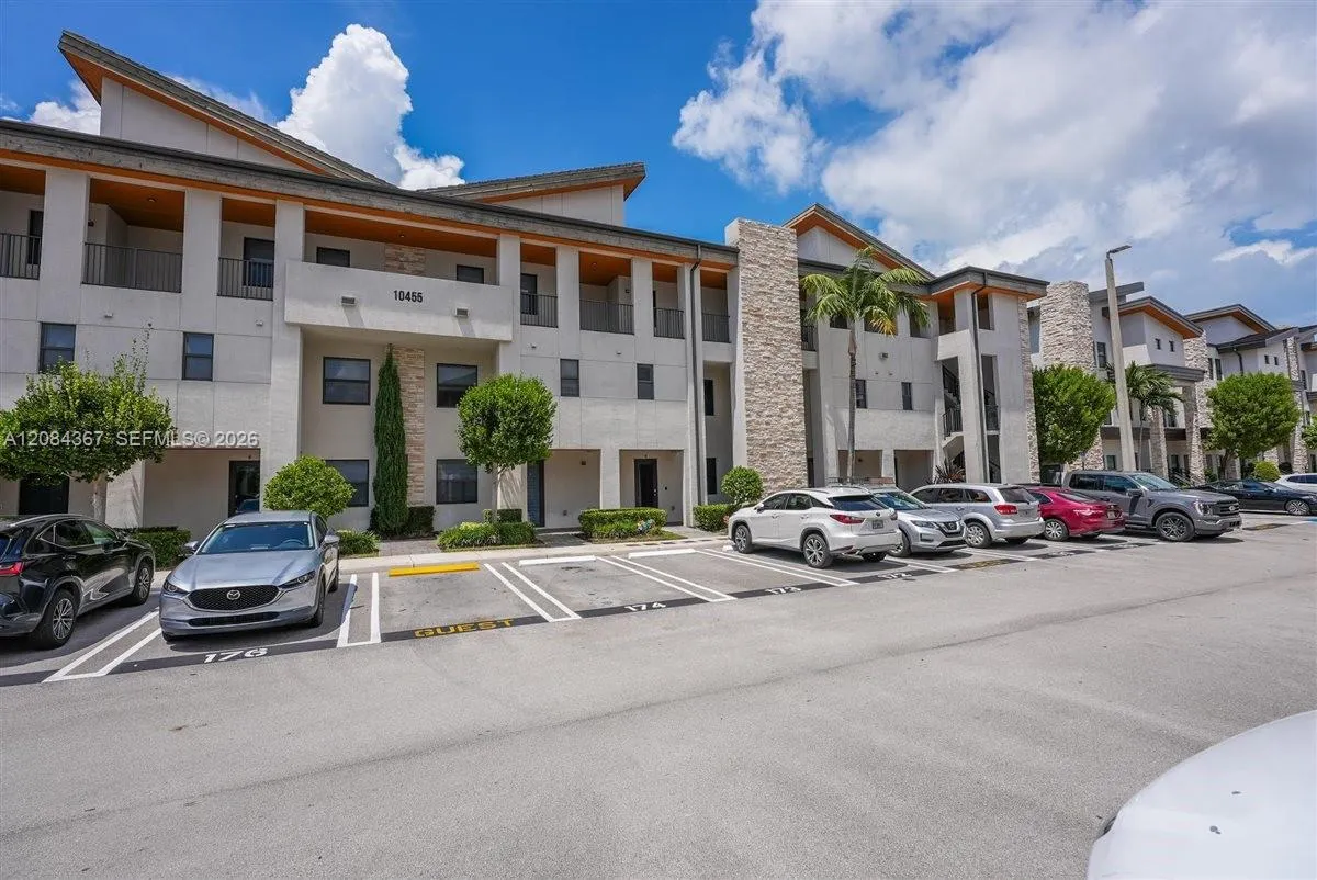 Foto de propiedad en 10455 NW 82nd Street 10, Doral, FL 33178 Doral con MLS# 
