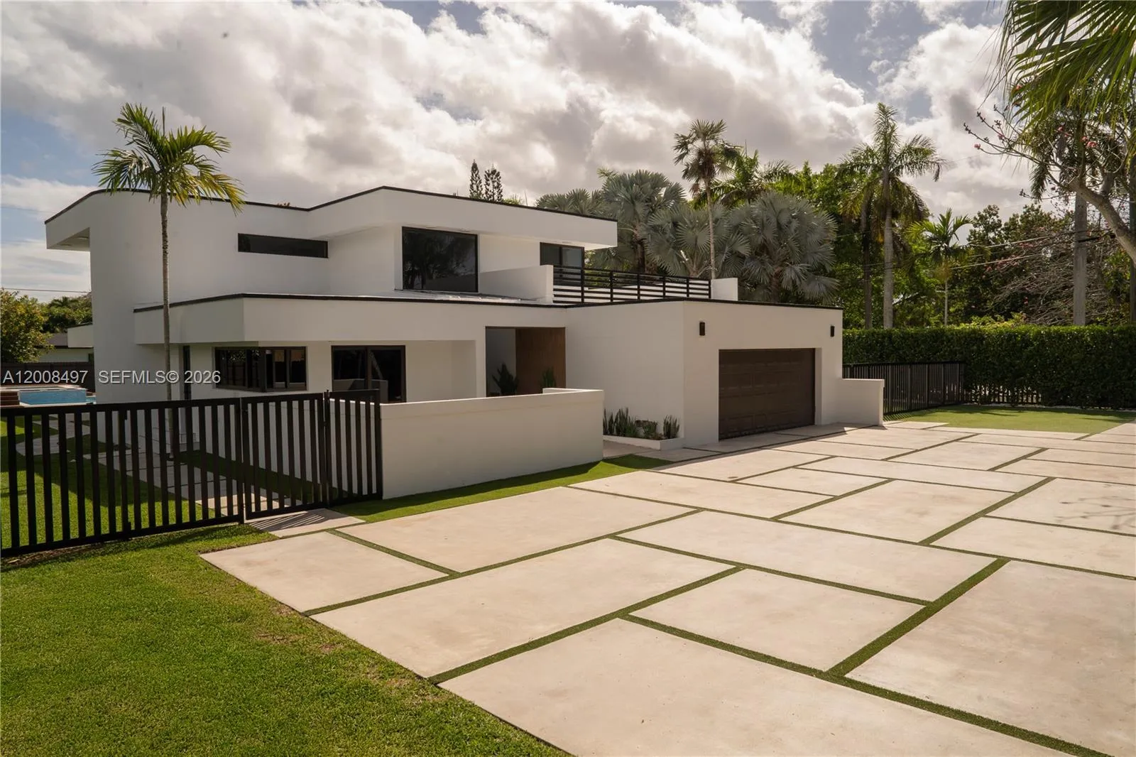 Foto de propiedad en 10475 SW 72nd Avenue, Pinecrest, FL 33156 Pinecrest con MLS# 