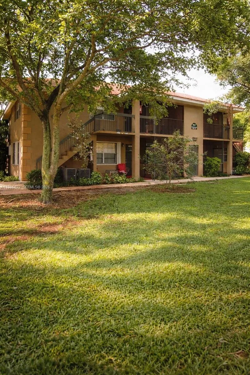 Foto de propiedad en 10480 NW 8th Street 201, Pembroke Pines, FL 33026 Pembroke Pines con MLS# 