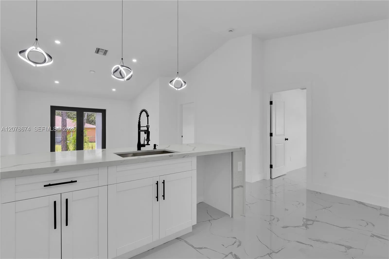 Foto de propiedad en 105/107 Meadow Road, Lehigh Acres, FL 33973 Lehigh Acres con MLS# 