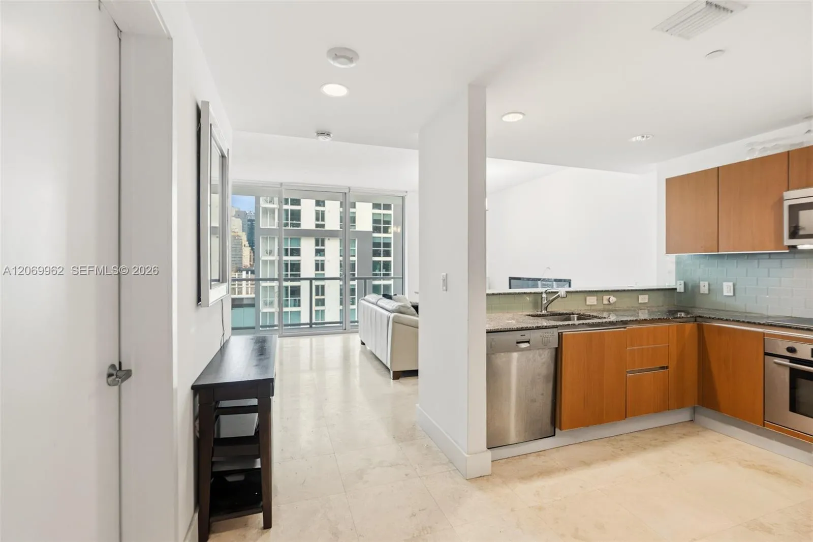 Foto de propiedad en 1050 Brickell Avenue 2112, Miami, FL 33131 Miami con MLS# 