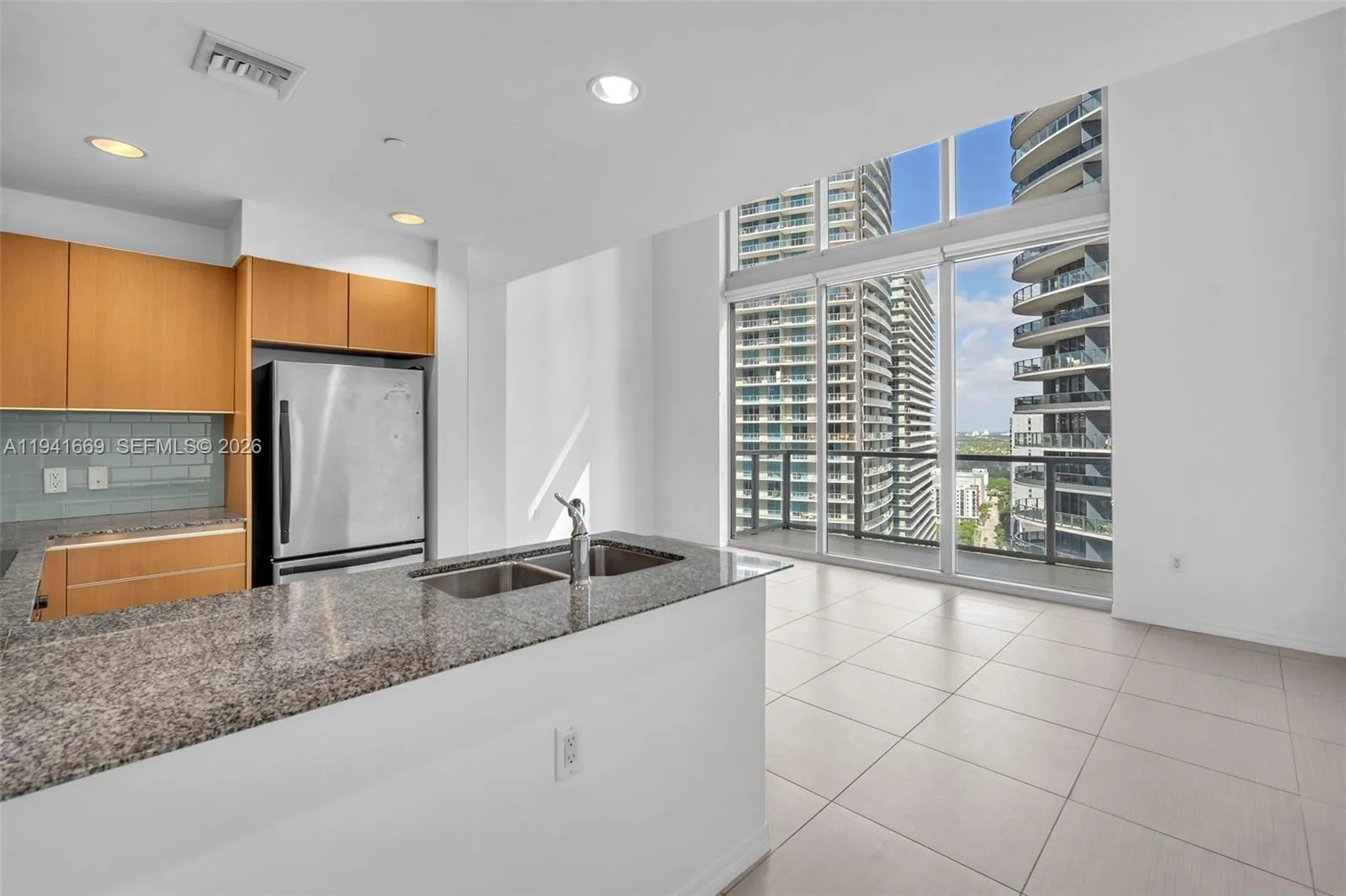 Foto de propiedad en 1050 Brickell Avenue 2418, Miami, FL 33131 Miami con MLS# 
