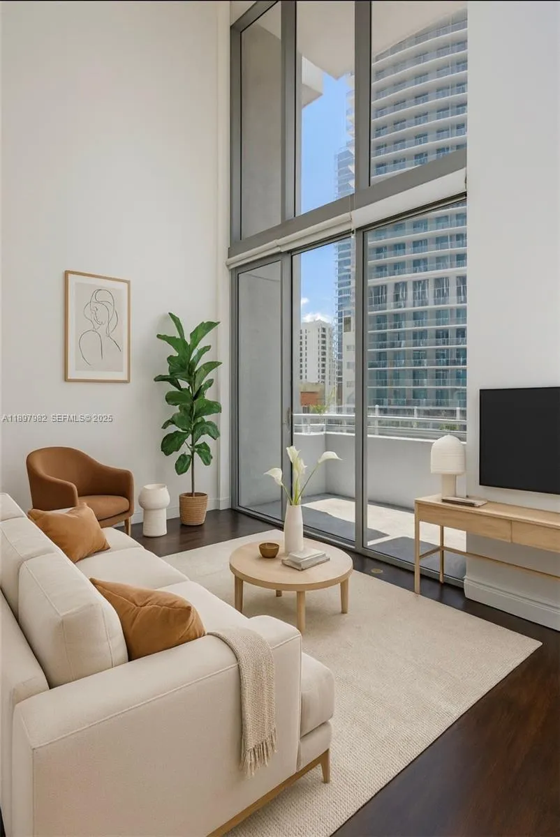 Foto de propiedad en 1050 Brickell Avenue 414, Miami, FL 33131 Miami con MLS# 