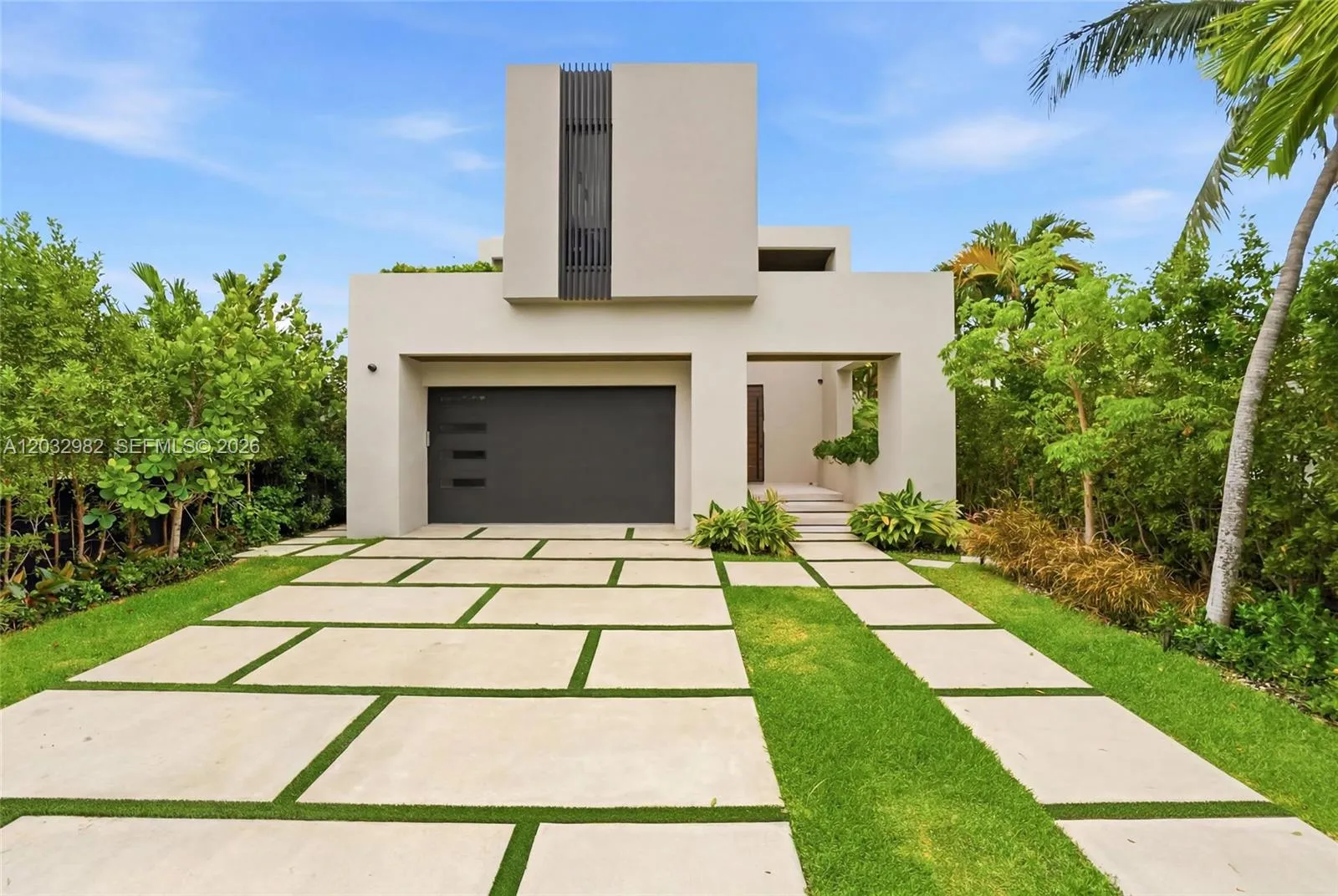 Foto de propiedad en 1050 Stillwater Drive, Miami Beach, FL 33141 Miami Beach con MLS# 