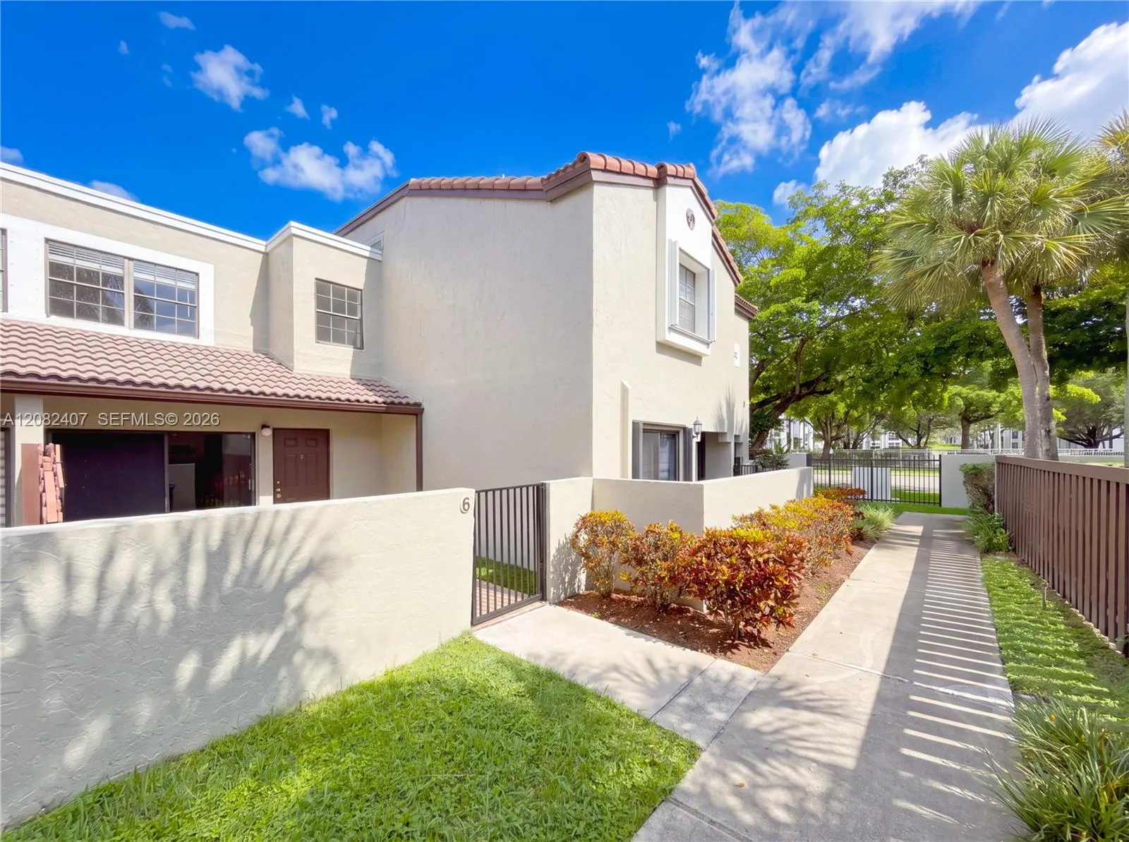 Foto de propiedad en 10505 SW 153rd Court 6, Miami, FL 33196 Miami con MLS# 