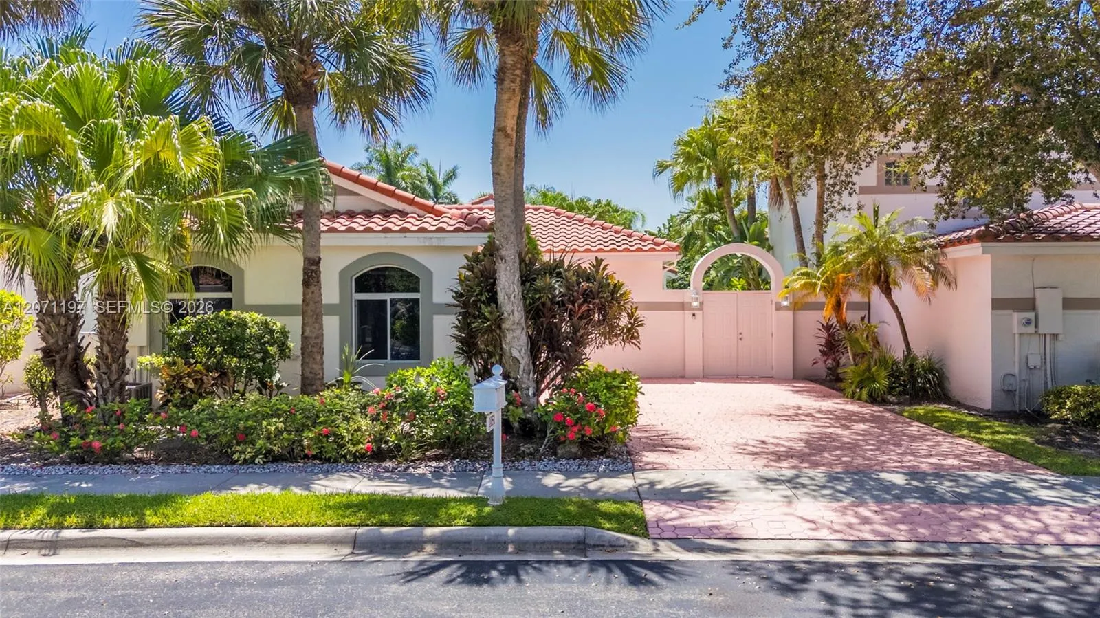 En Venta 1051 Bel Aire Drive W, Pembroke Pines, FL 33027, Pembroke Pines, FL 33027