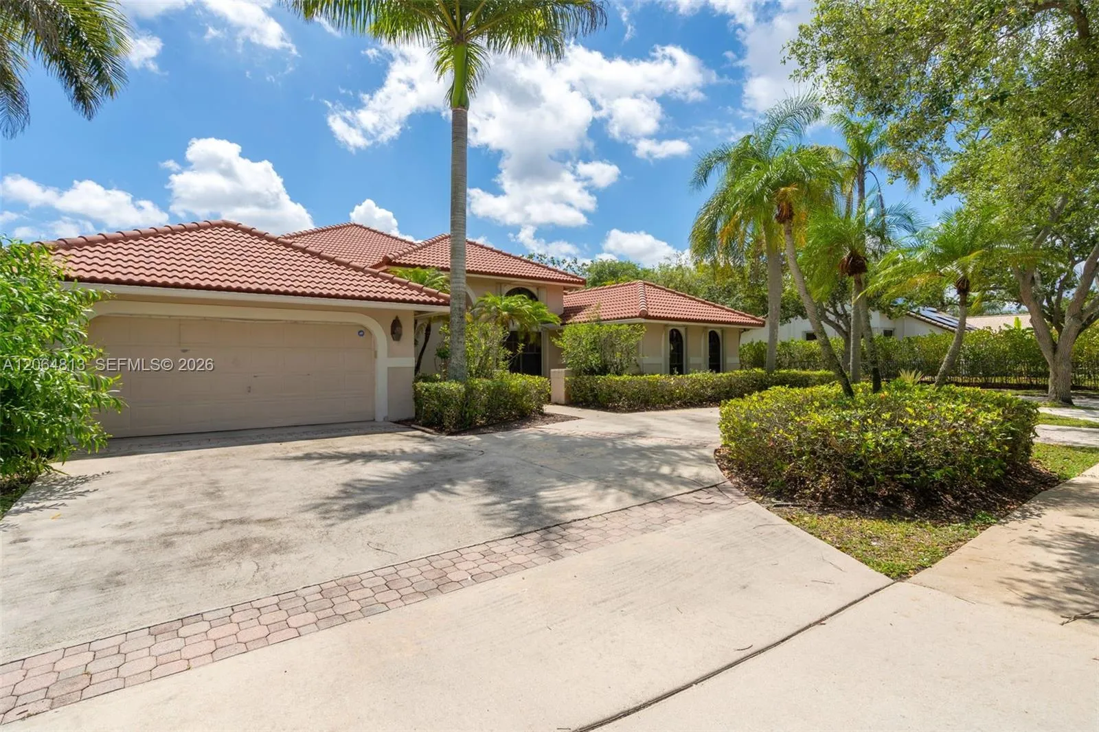 Foto de propiedad en 1051 Deerpath Court, Weston, FL 33326 Weston con MLS# 