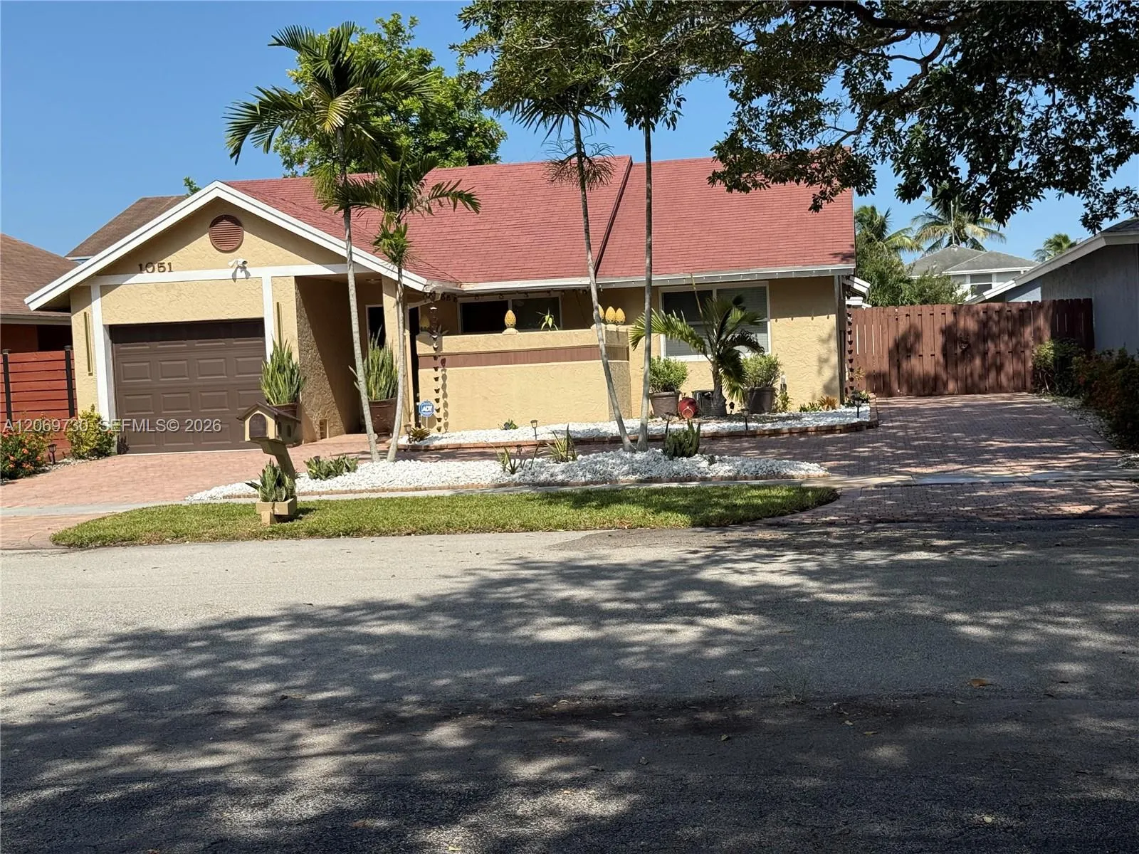 Foto de propiedad en 1051 SW 99th Avenue, Pembroke Pines, FL 33025 Pembroke Pines con MLS# 