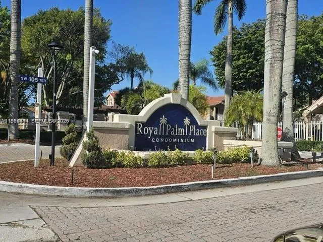 Foto de propiedad en 10521 SW 158th Court 303, Miami, FL 33196 Miami con MLS# 