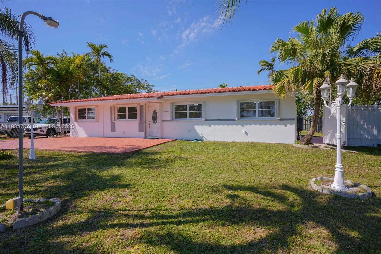 Foto de propiedad en 10521 SW 41st Terrace, Miami, FL 33165 Miami con MLS# 
