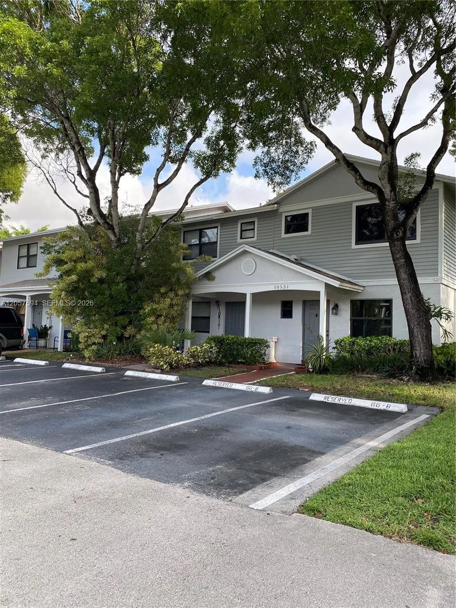 Foto de propiedad en 10537 NW 8th Street, Pembroke Pines, FL 33026 Pembroke Pines con MLS# 