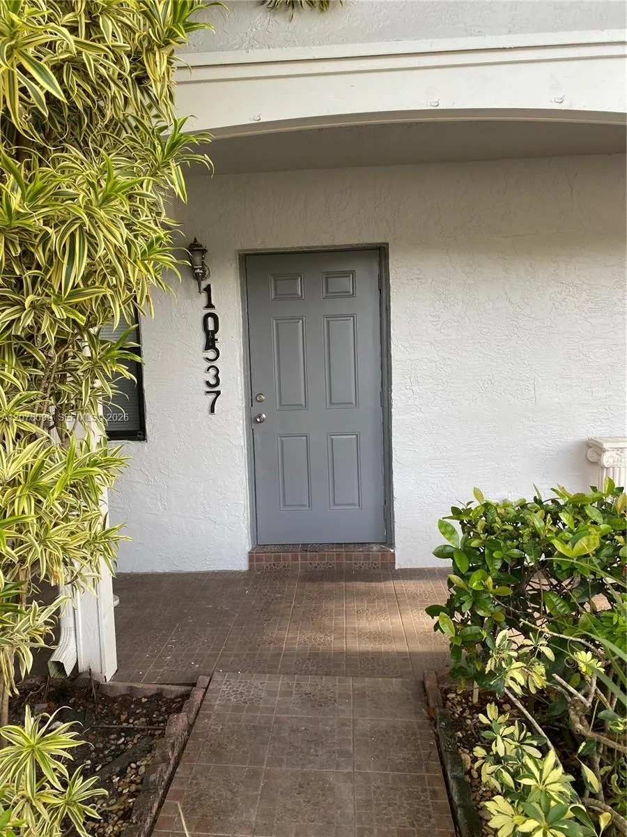 Foto de propiedad en 10537 NW 8th Street, Pembroke Pines, FL 33026 Pembroke Pines con MLS# 