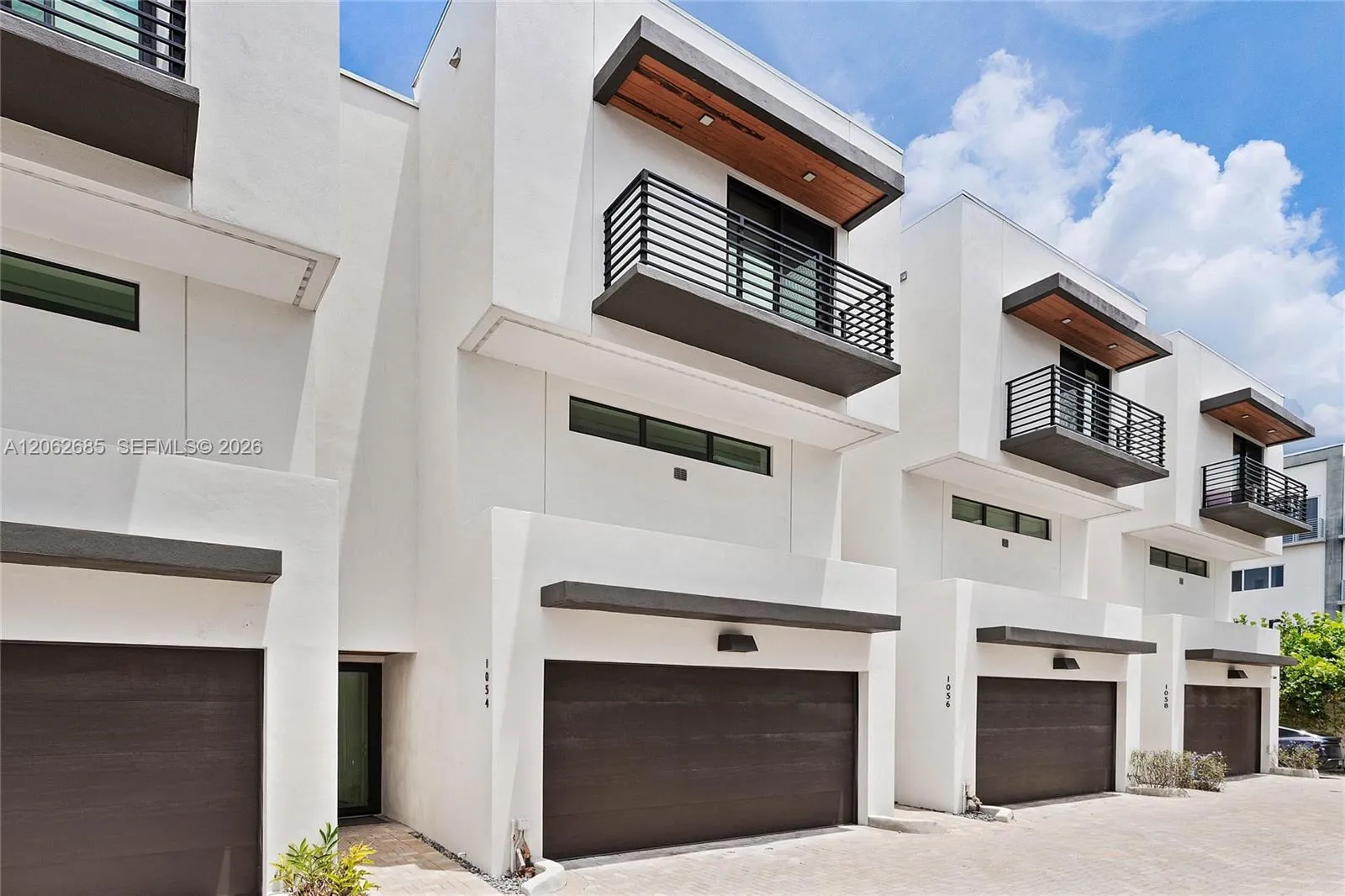 Foto de propiedad en 1054 N Victoria Park Road, Fort Lauderdale, FL 33304 Fort Lauderdale con MLS# 