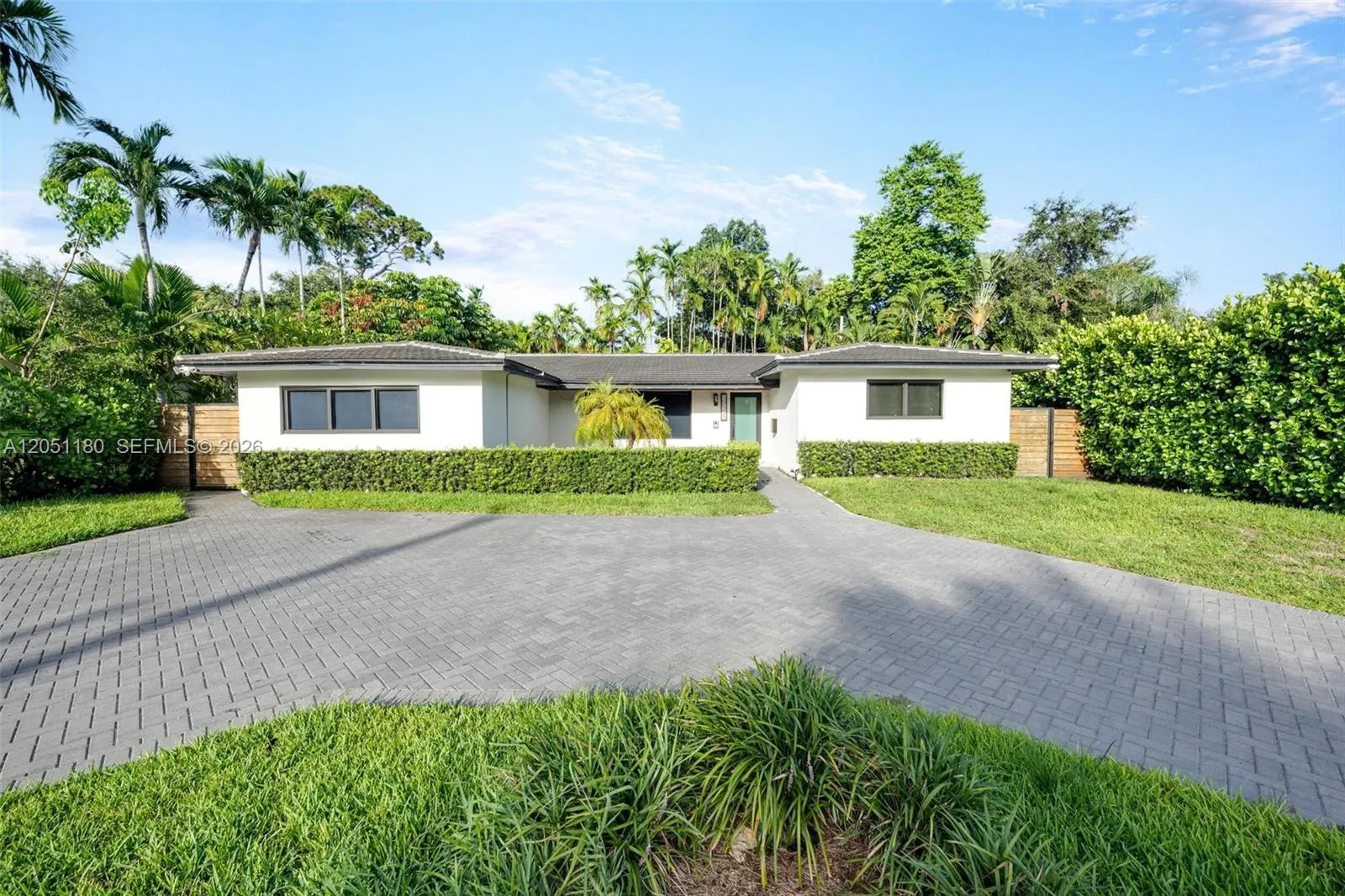 Foto de propiedad en 10555 NE 2nd Avenue, Miami Shores, FL 33138 Miami Shores con MLS# 