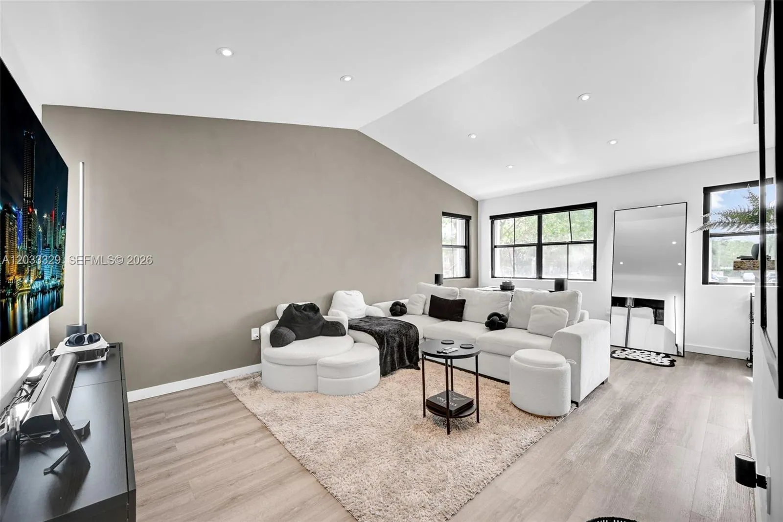 Foto de propiedad en 10560 SW 156th Place 208, Miami, FL 33196 Miami con MLS# 