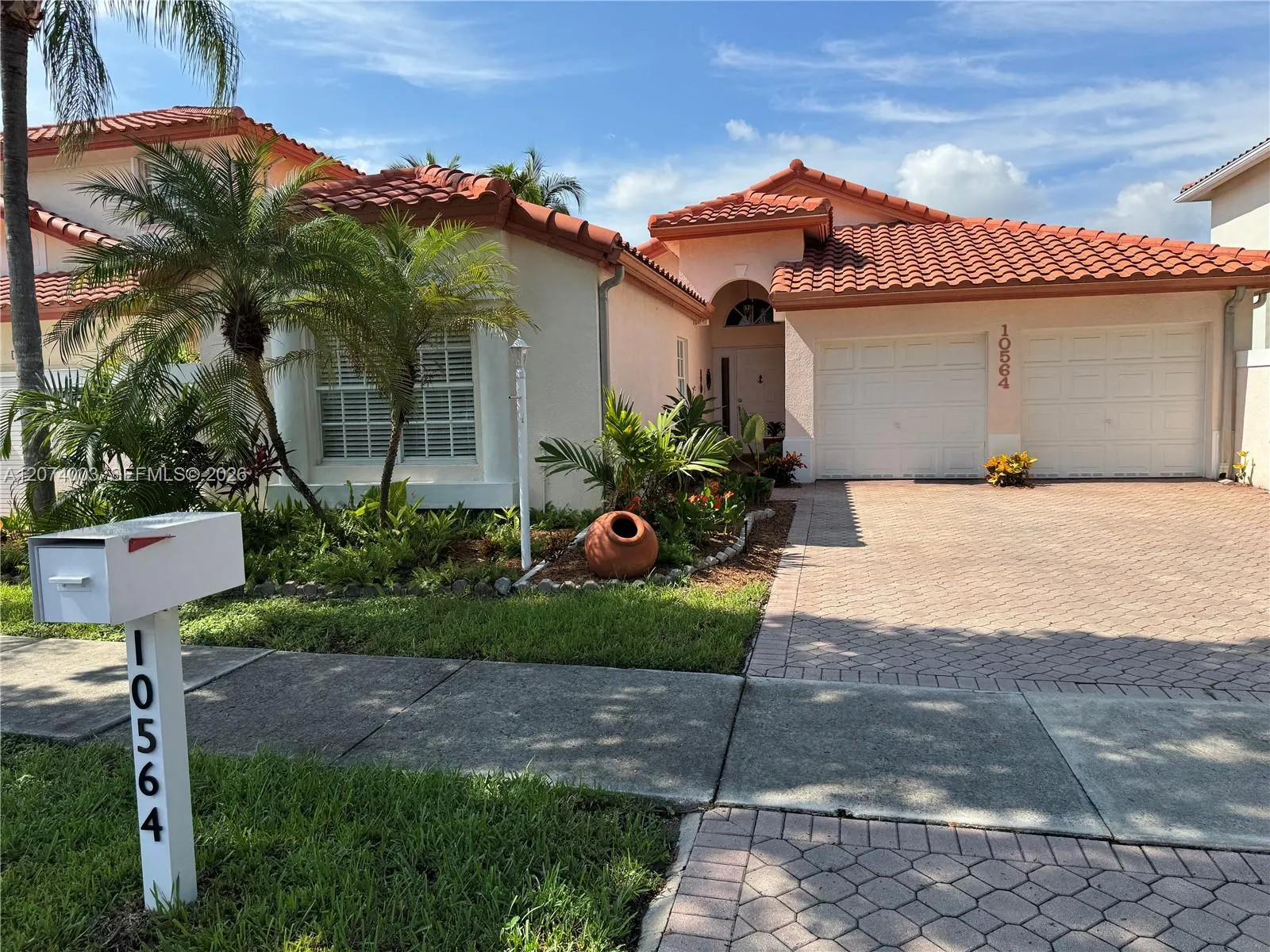 Foto de propiedad en 10564 NW 57th Street, Doral, FL 33178 Doral con MLS# 