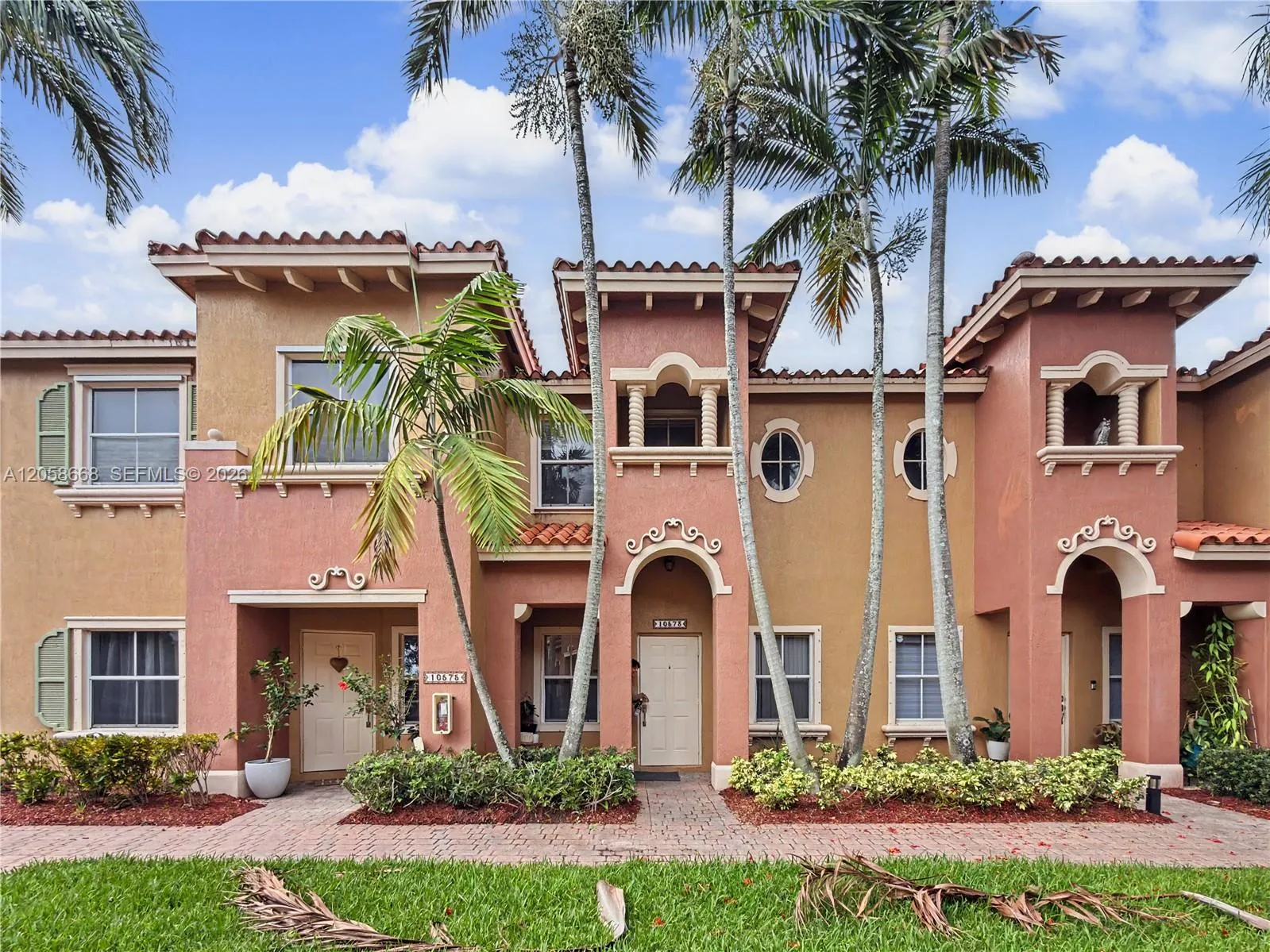 Foto de propiedad en 10573 SW 6th Street 1206, Pembroke Pines, FL 33025 Pembroke Pines con MLS# 