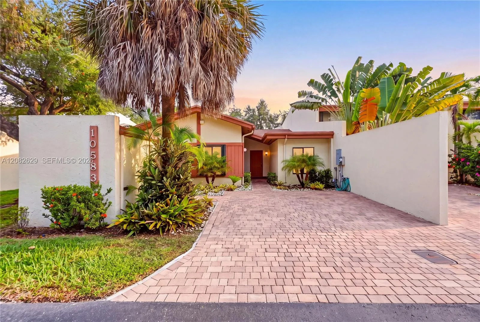 Foto de propiedad en 10583 SW 77th Terrace, Miami, FL 33173 Miami con MLS# 