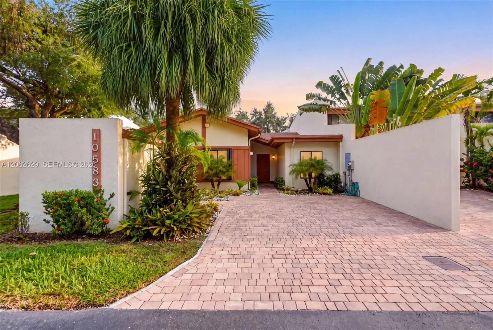 Foto de propiedad en 10583 SW 77th Terrace, Miami, FL 33173 Miami con MLS# 