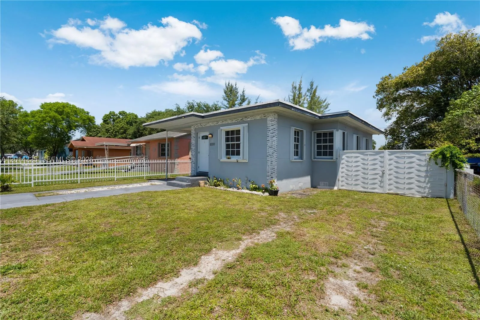 Foto de propiedad en 1059 NW 77th Street, Miami, FL 33150 Miami con MLS# 