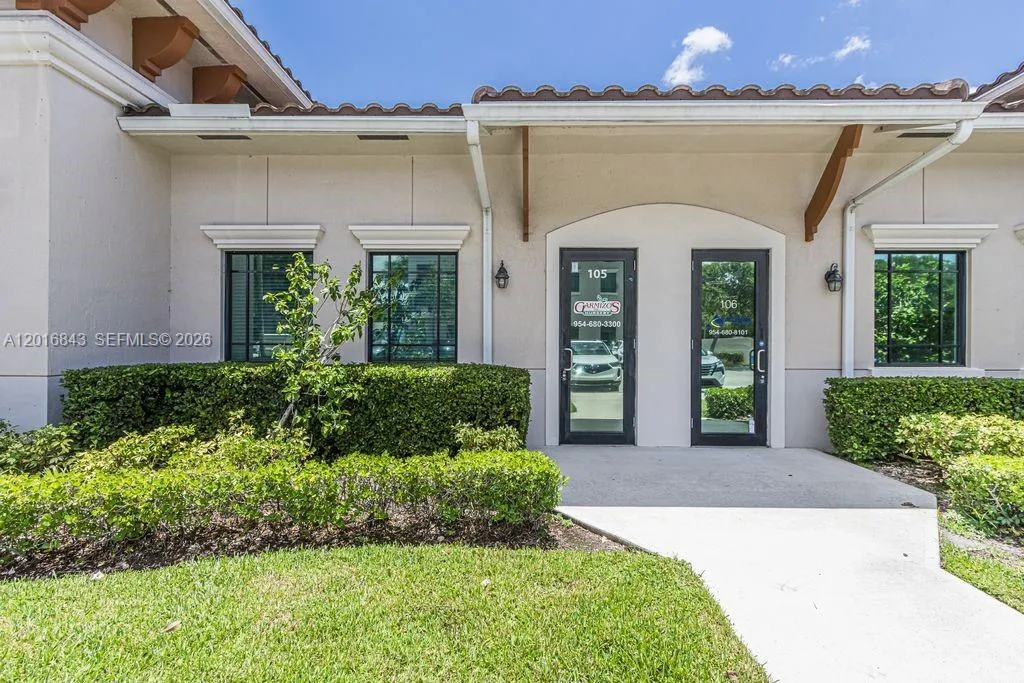 Foto de propiedad en 10600 Griffin Road A-105, Cooper City, FL 33328 Cooper City con MLS# 