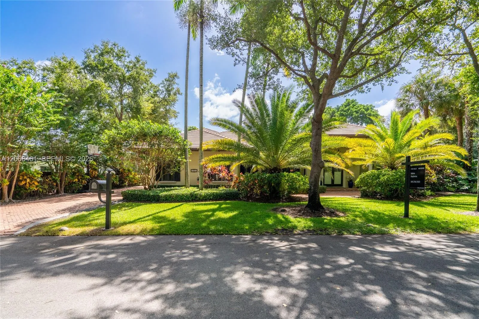 Foto de propiedad en 10601 SW 72nd Court, Pinecrest, FL 33156 Pinecrest con MLS# 