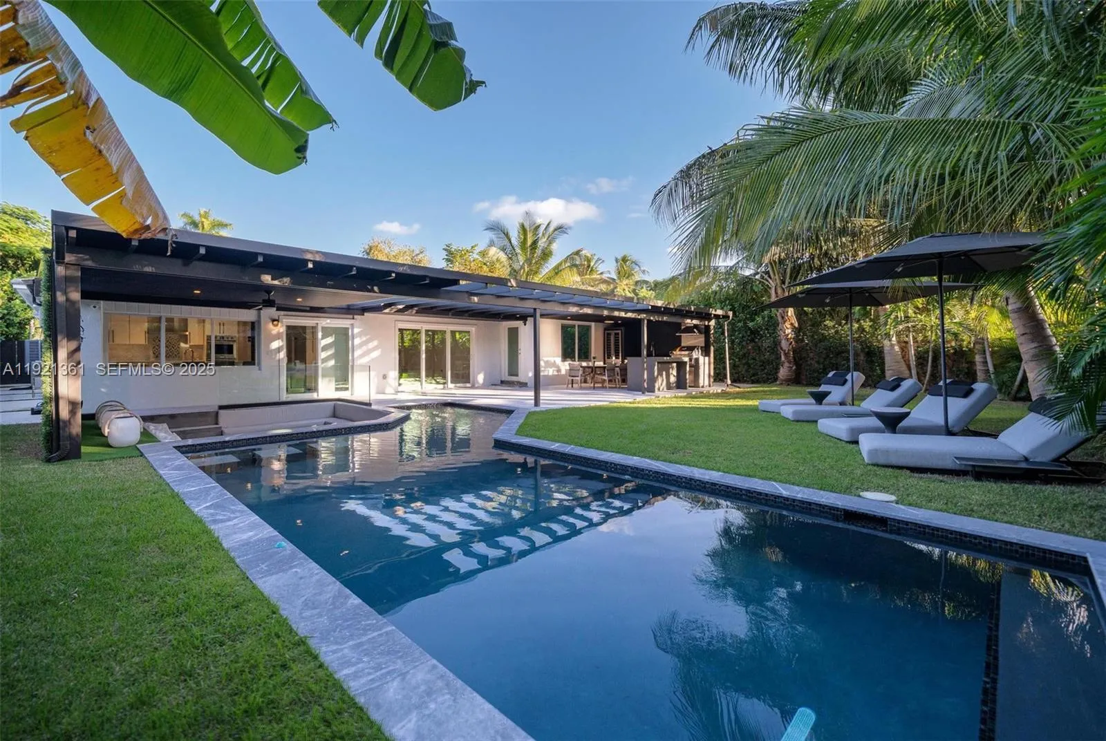 Foto de propiedad en 10618 NE 11th Court, Miami Shores, FL 33138 Miami Shores con MLS# 