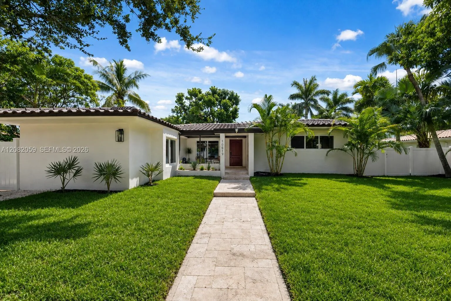 Foto de propiedad en 10619 NE 10th Place, Miami Shores, FL 33138 Miami Shores con MLS# 