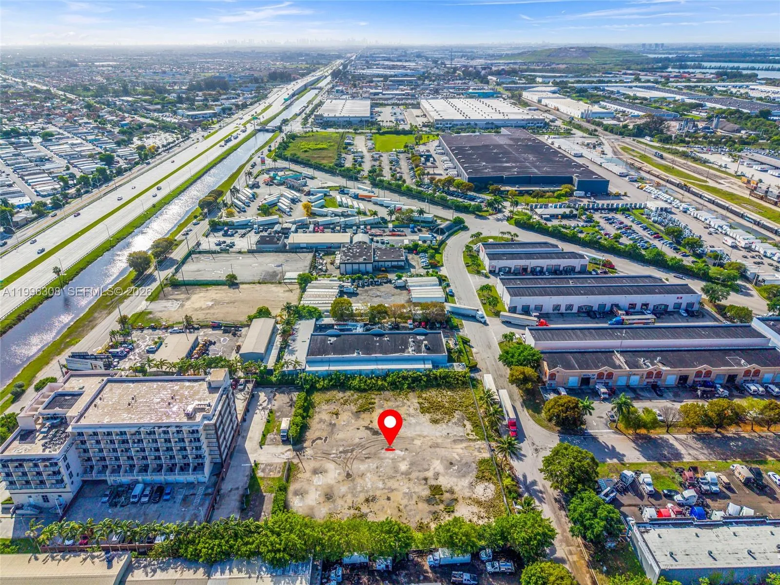 Foto de propiedad en 10633 NW 123rd St Road, Medley, FL 33178 Medley con MLS# 
