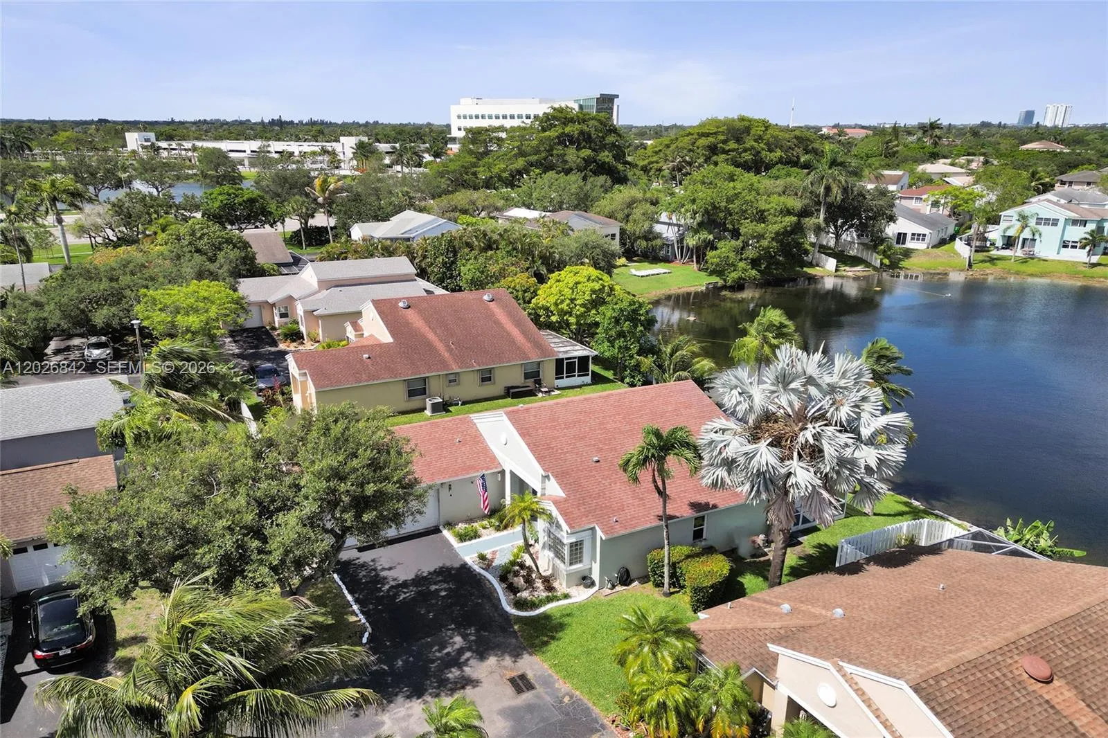 Foto de propiedad en 10639 Lago Welleby Drive, Sunrise, FL 33351 Sunrise con MLS# 