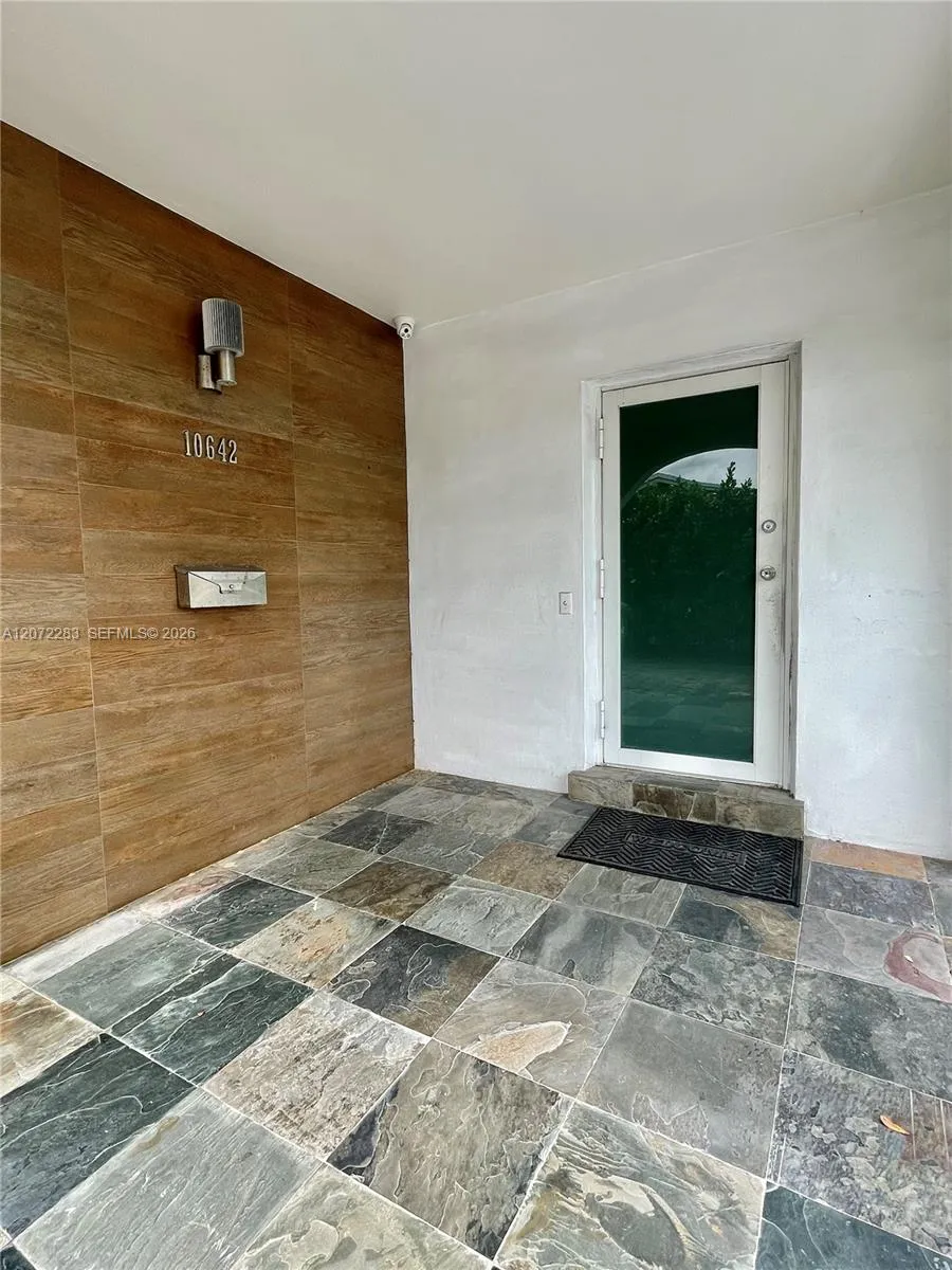 Foto de propiedad en 10642 SW 77th Avenue 10642, Pinecrest, FL 33156 Pinecrest con MLS# 