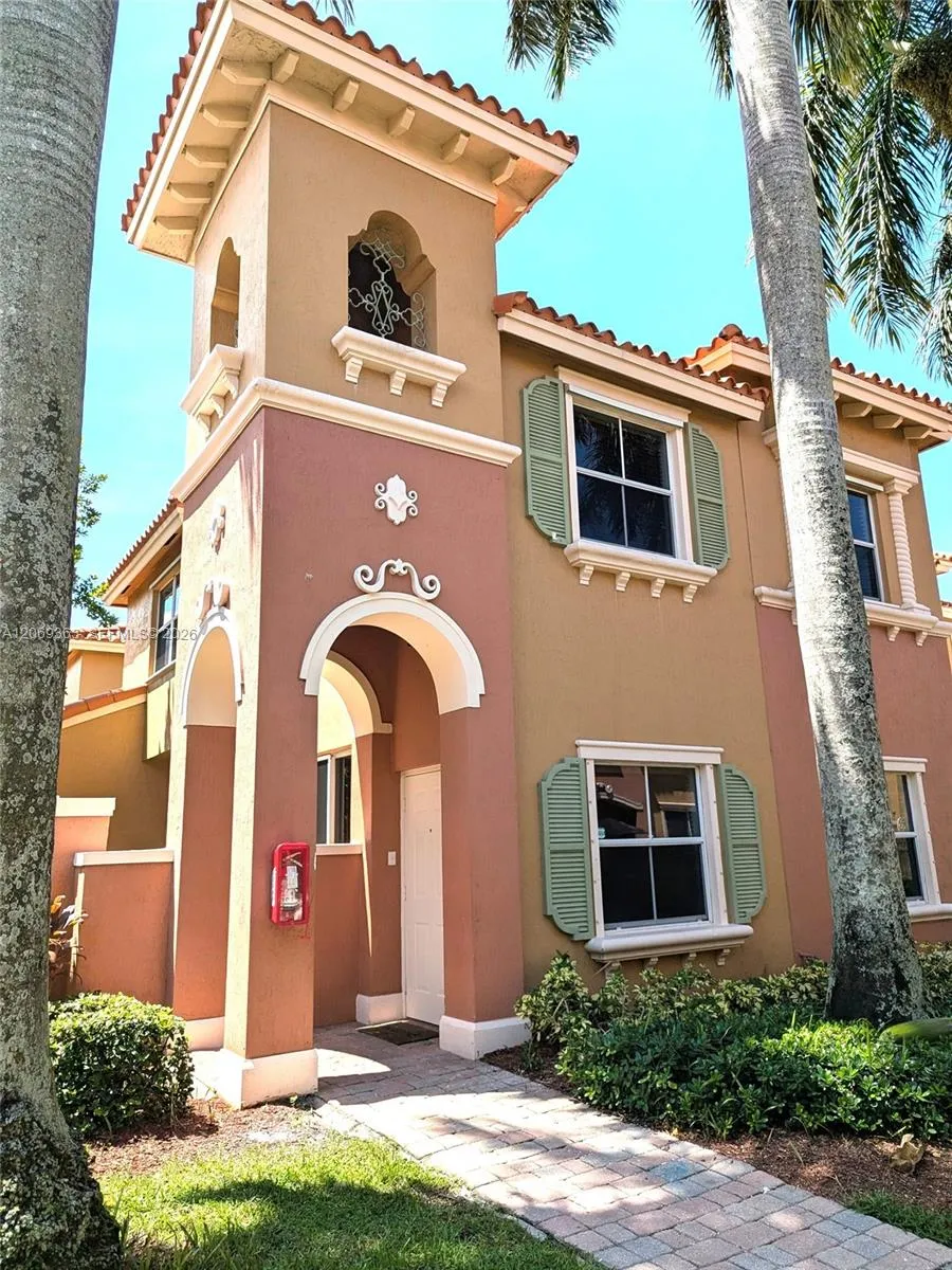 Foto de propiedad en 10645 SW 8th Street 2406, Pembroke Pines, FL 33025 Pembroke Pines con MLS# 