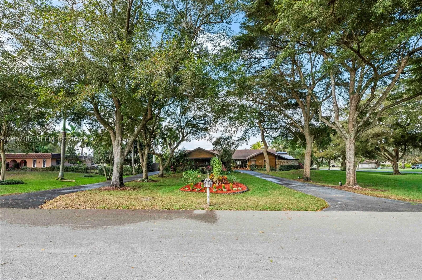 Foto de propiedad en 10651 SW 27th Street, Davie, FL 33328 Davie con MLS# 