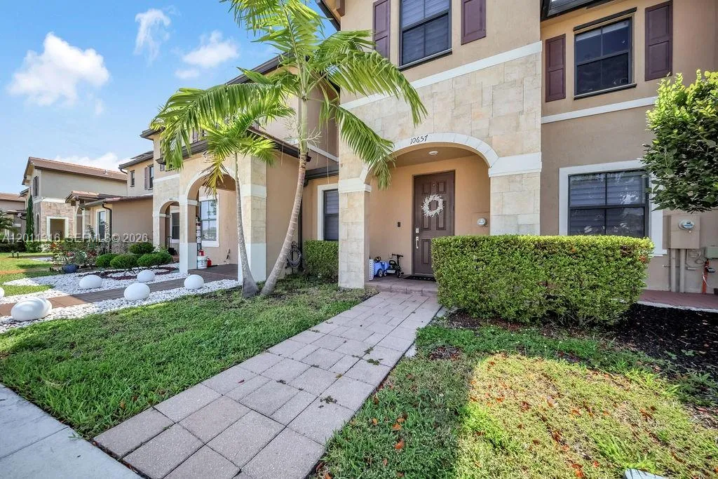 Foto de propiedad en 10657 W 32nd Lane, Hialeah, FL 33018 Hialeah con MLS# 