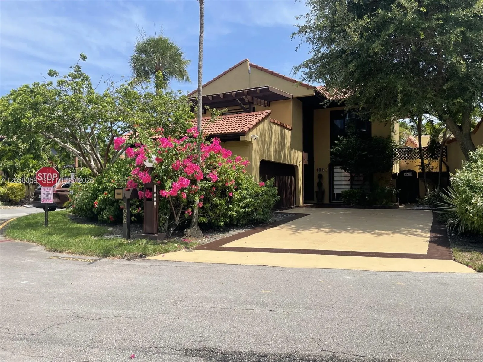 En Venta 1066 NE 202nd Lane, Miami, FL 33179, Miami, FL 33179