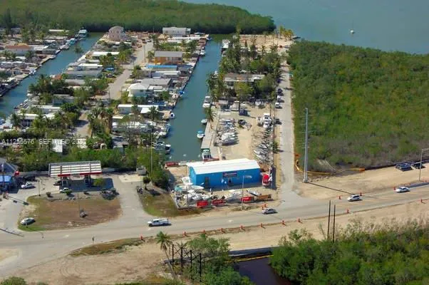 Foto de propiedad en 10660 Summerland Drive, FL 33037  con MLS# 