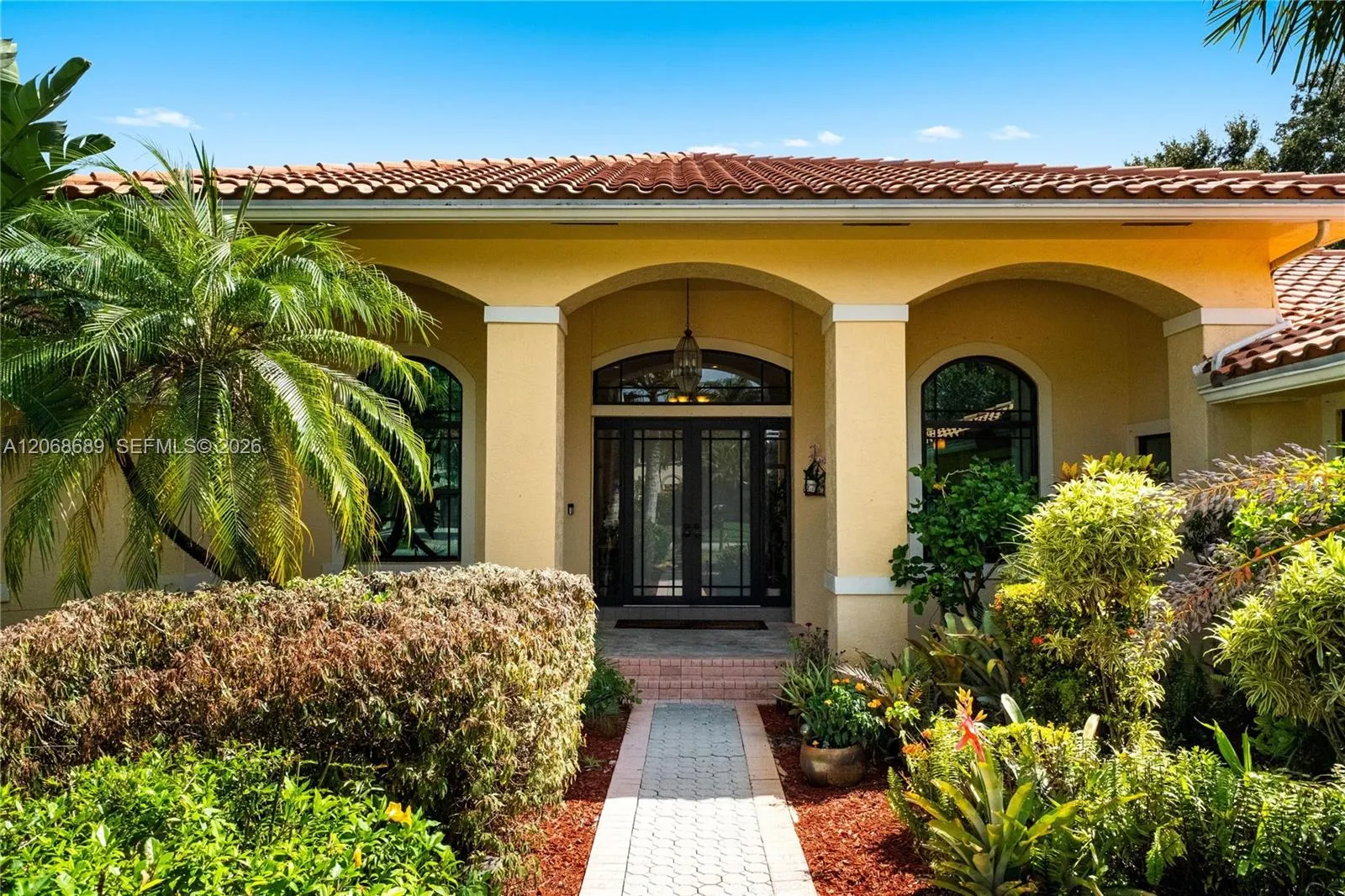 Foto de propiedad en 10660 SW 44th Court, Davie, FL 33328 Davie con MLS# 