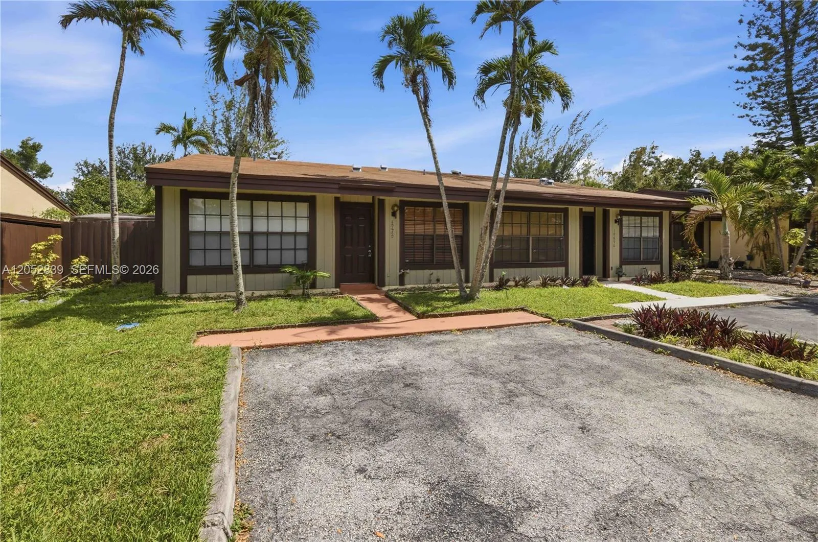Foto de propiedad en 10680 Cherry Avenue, Pembroke Pines, FL 33026 Pembroke Pines con MLS# 