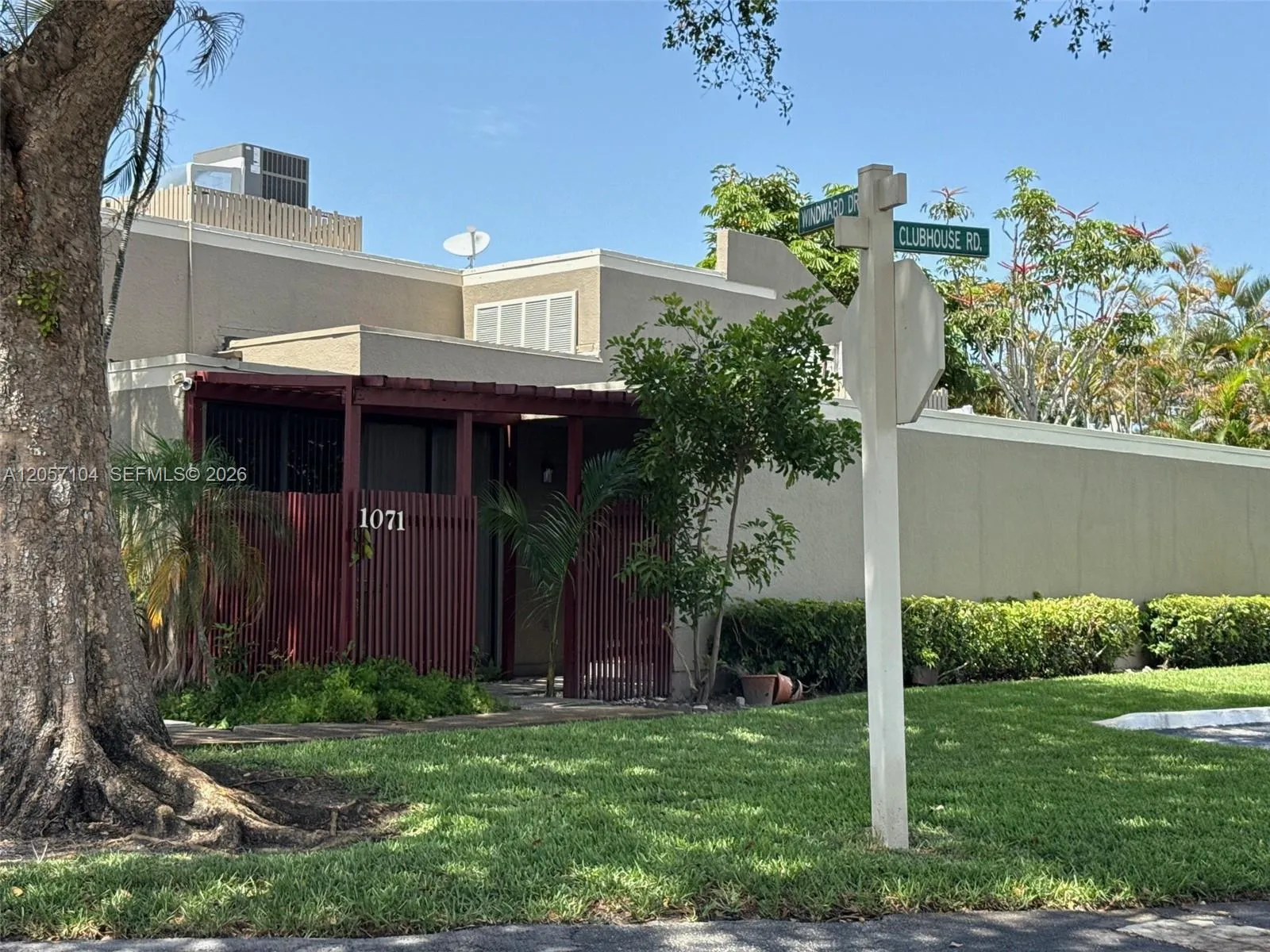 Foto de propiedad en 1071 Windward Drive, Pembroke Pines, FL 33026 Pembroke Pines con MLS# 