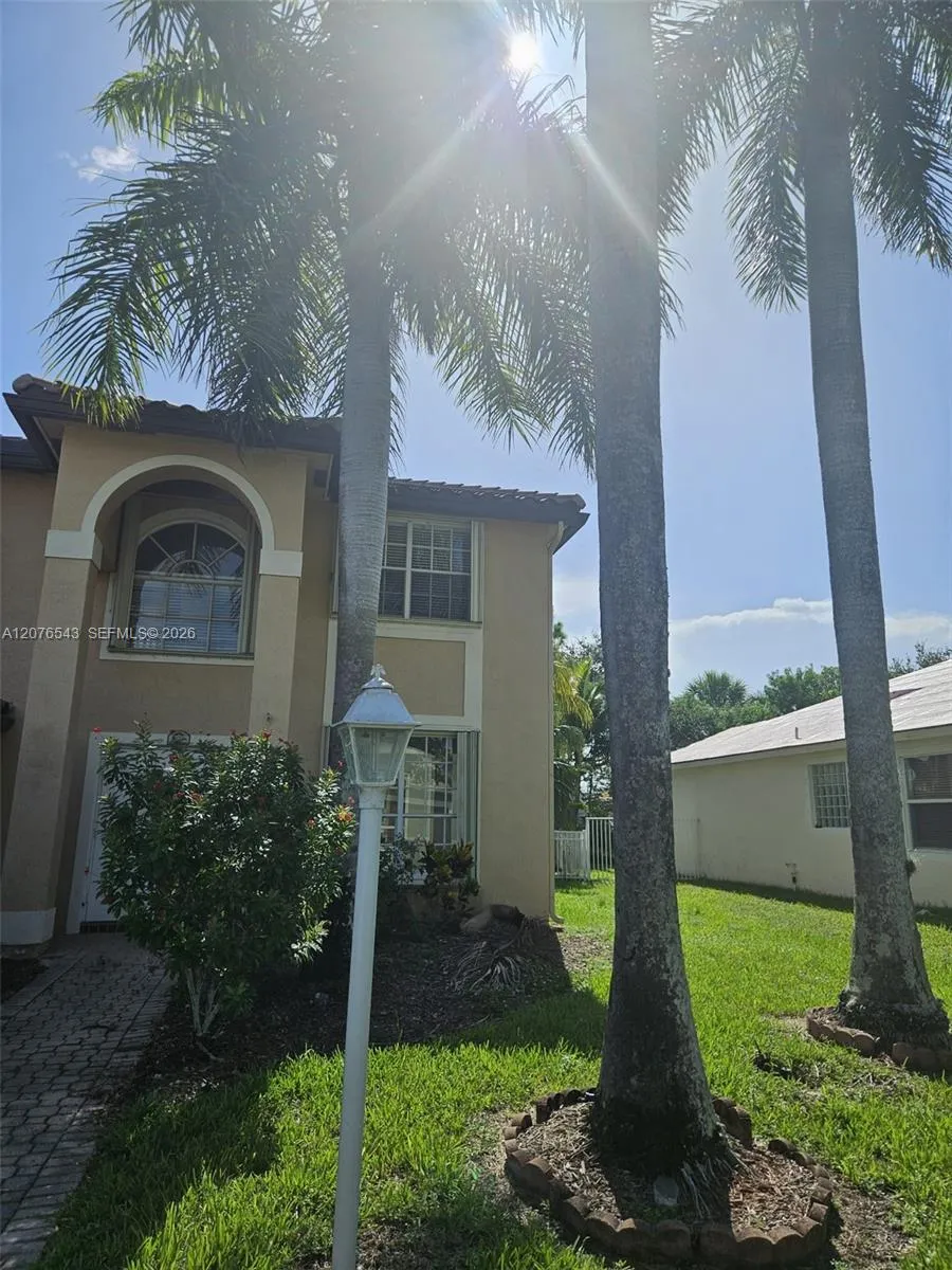 Foto de propiedad en 1072 NW 139th Terrace, Pembroke Pines, FL 33028 Pembroke Pines con MLS# 