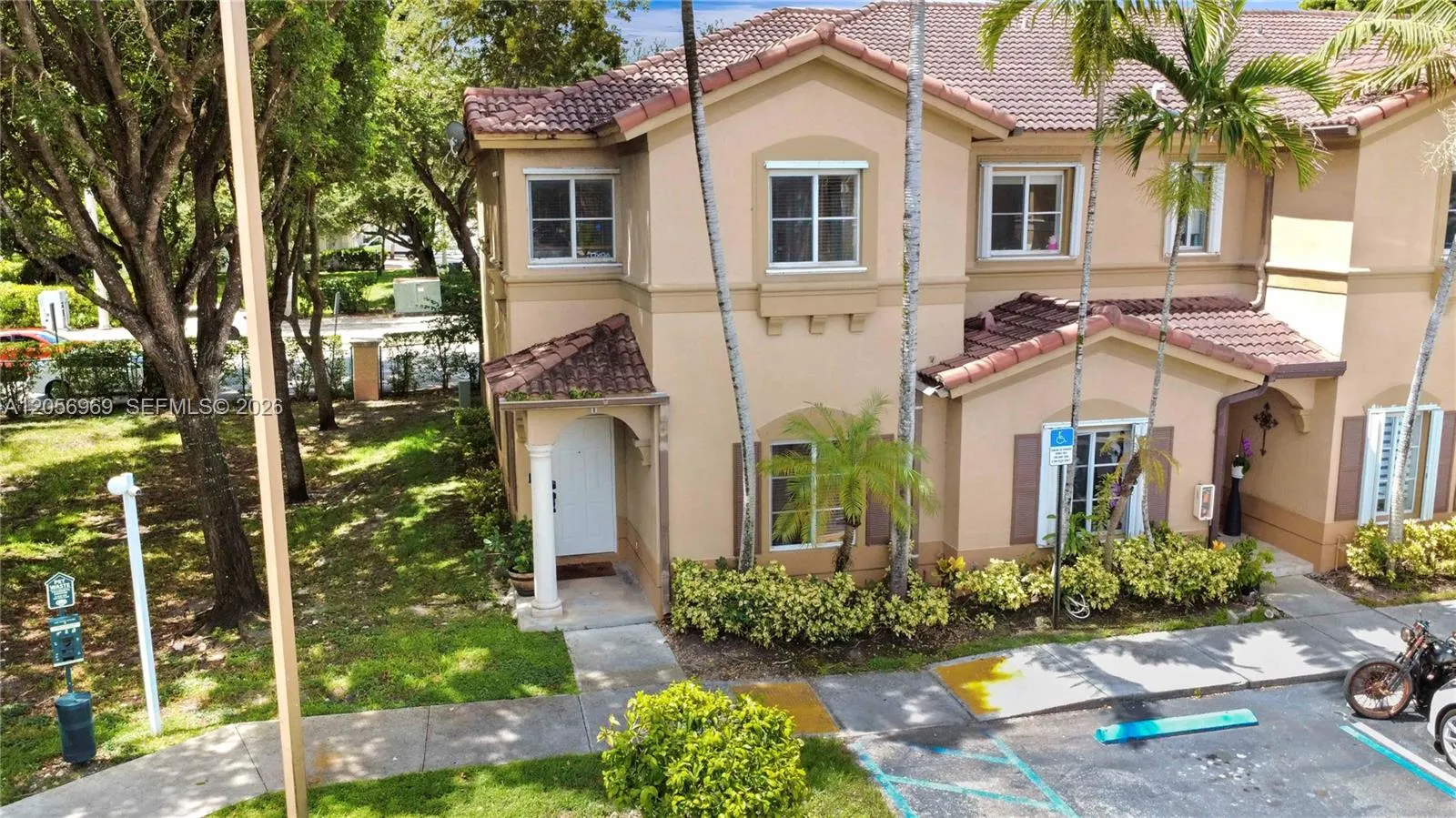 Foto de propiedad en 10720 NW 82nd Terrace 1-8, Doral, FL 33178 Doral con MLS# 