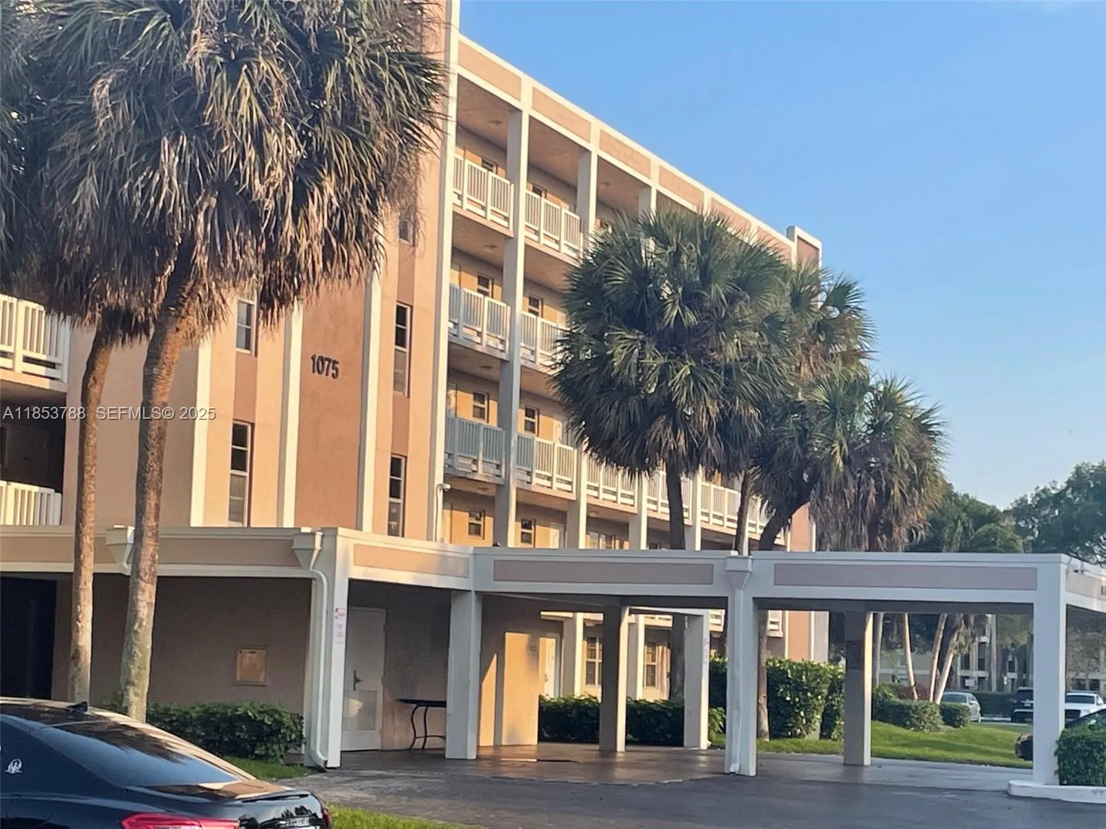 Foto de propiedad en 1075 Riverside Drive 203, Coral Springs, FL 33071 Coral Springs con MLS# 