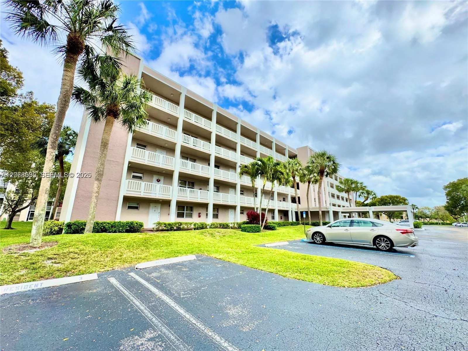 Foto de propiedad en 1075 Riverside Drive 302, Coral Springs, FL 33071 Coral Springs con MLS# 
