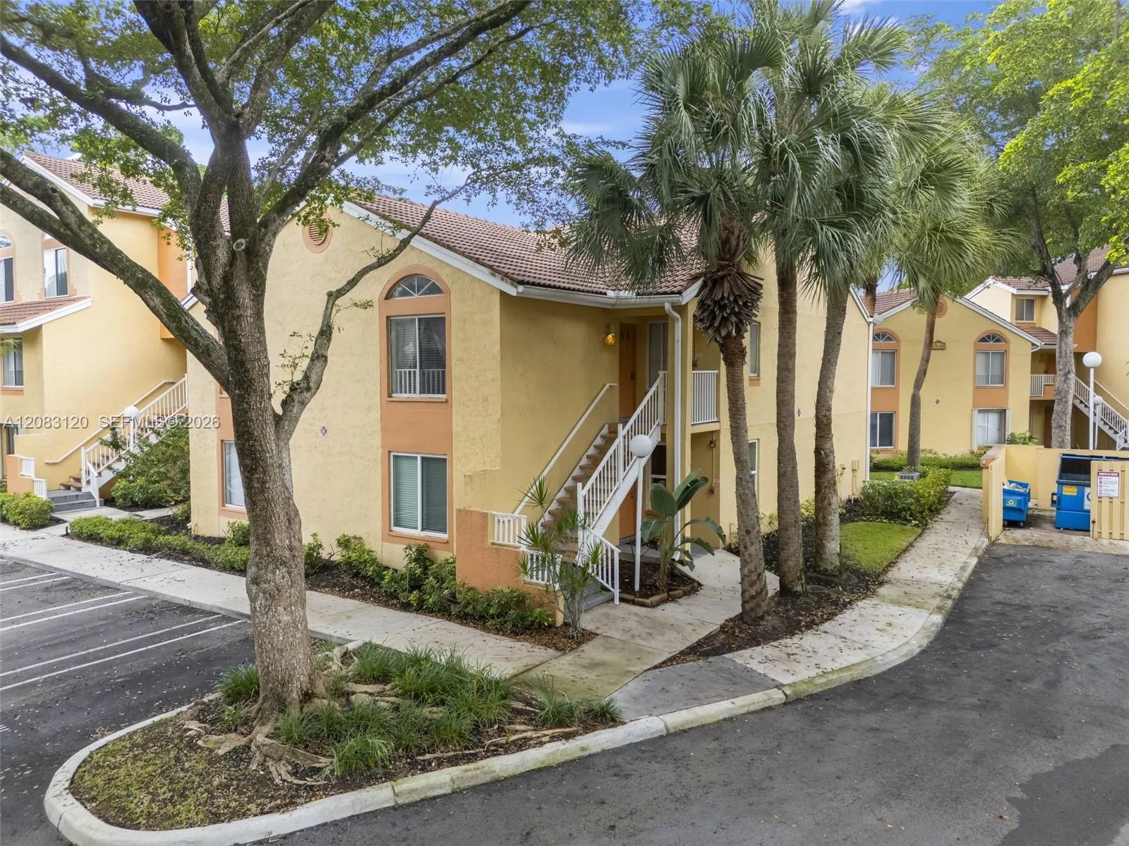 Foto de propiedad en 1076 Coral Club Drive 1076, Coral Springs, FL 33071 Coral Springs con MLS# 