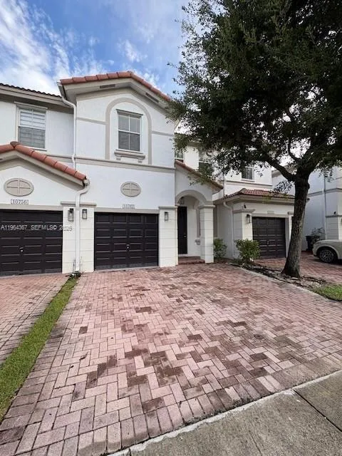 Foto de propiedad en 10762 NW 80th Lane, Doral, FL 33178 Doral con MLS# 