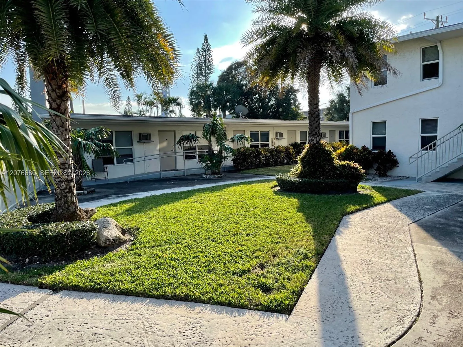 Foto de propiedad en 1077 SE 22nd Avenue N8, Pompano Beach, FL 33062 Pompano Beach con MLS# 