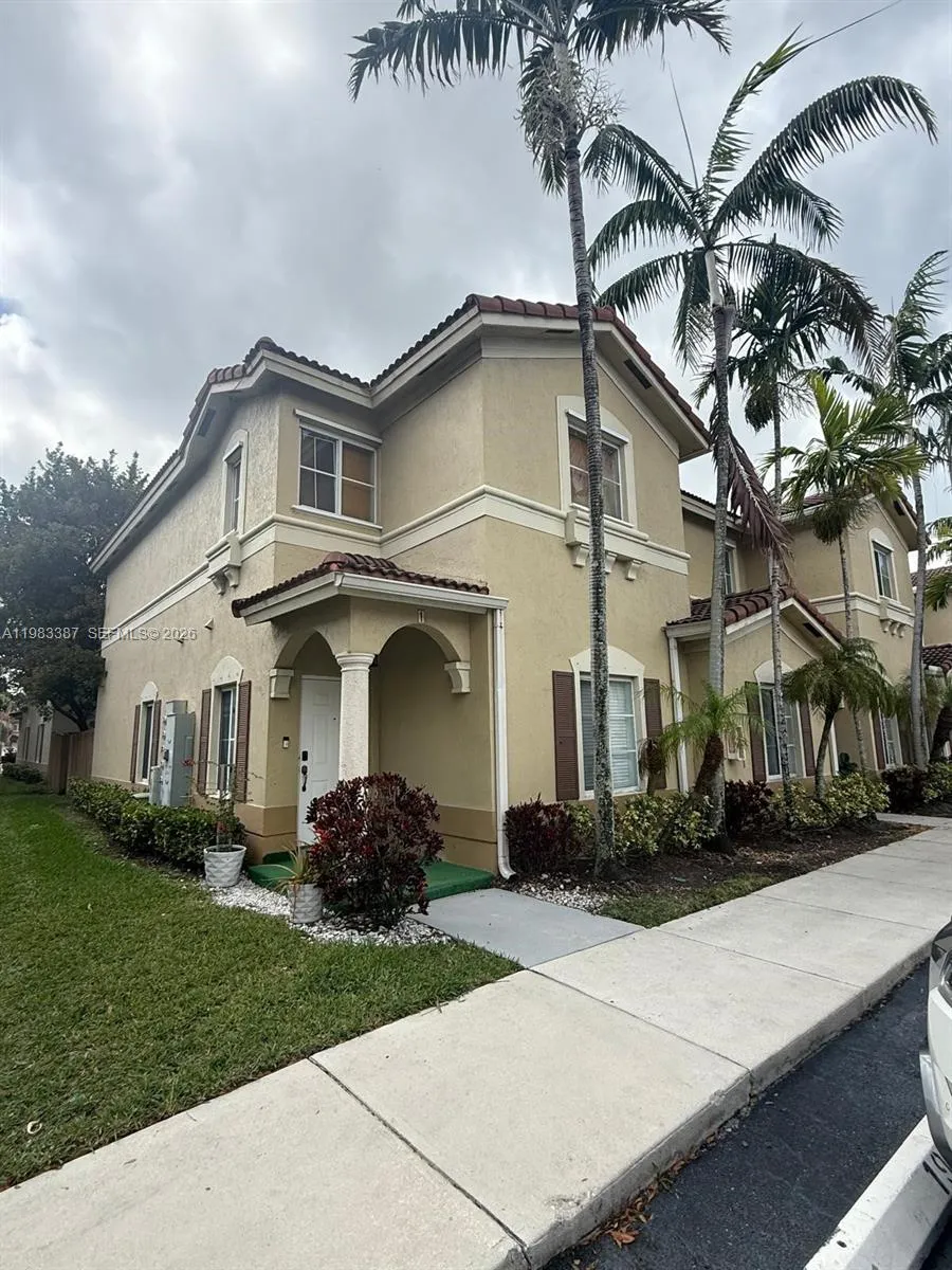 Foto de propiedad en 10776 NW 83rd Terrace 1-19, Doral, FL 33178 Doral con MLS# 