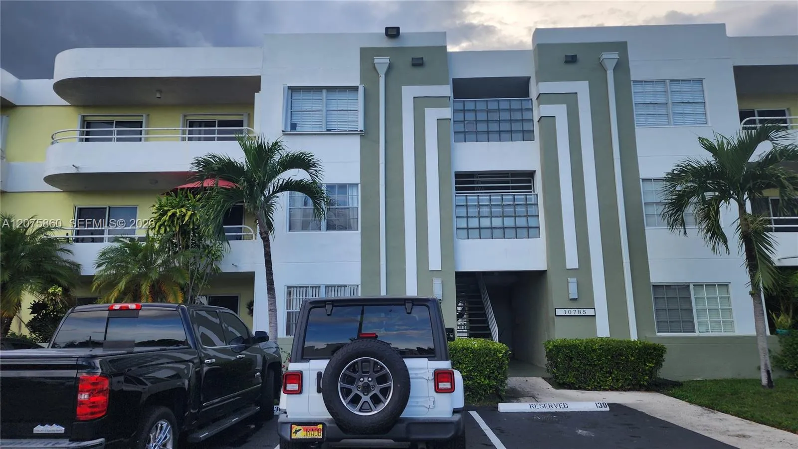 Foto de propiedad en 10785 SW 108th Avenue 105, Miami, FL 33176 Miami con MLS# 