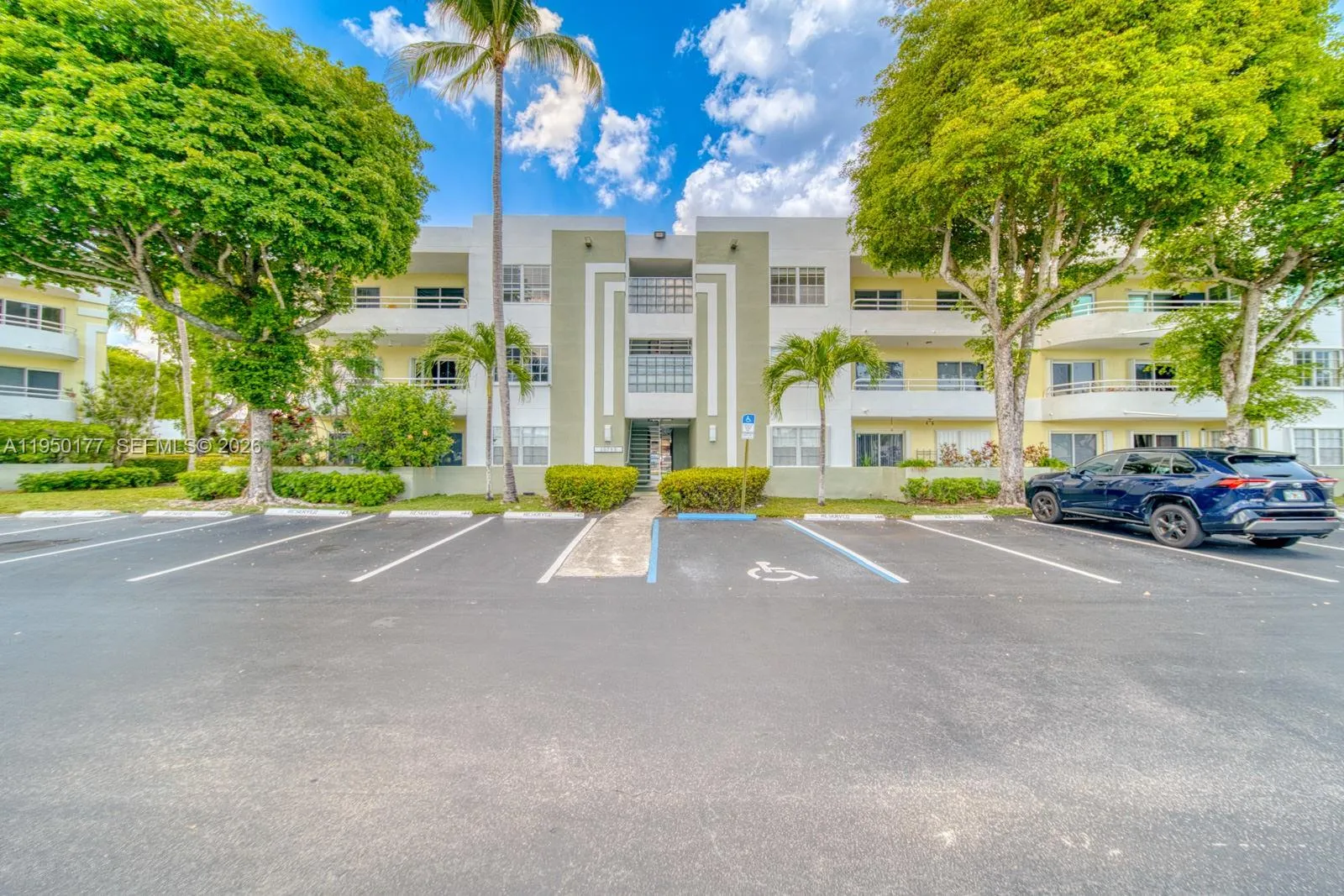 Foto de propiedad en 10795 SW 108th Avenue 304, Miami, FL 33176 Miami con MLS# 